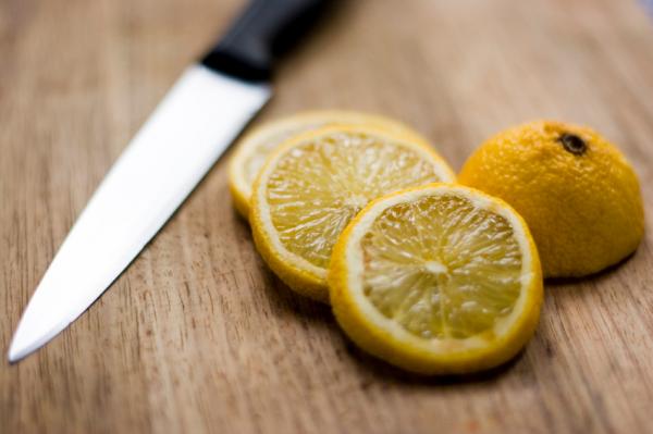 Una imagen de un limon cortado por un cuchillo
